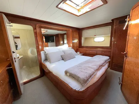 Bote Charters yacht stateroom, photo 2 of 59