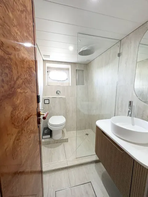 Bote Charters yacht ensuite bathroom, photo 34 of 59