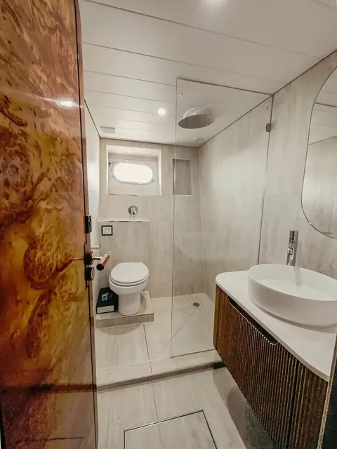 Bote Charters yacht ensuite bathroom, photo 35 of 59
