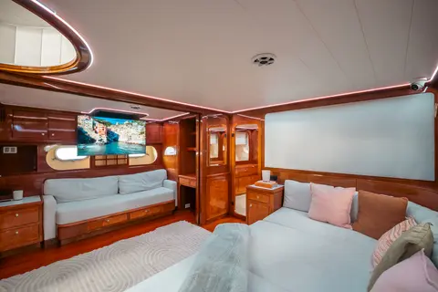 The saloon with entertainment screen on Bote Charters